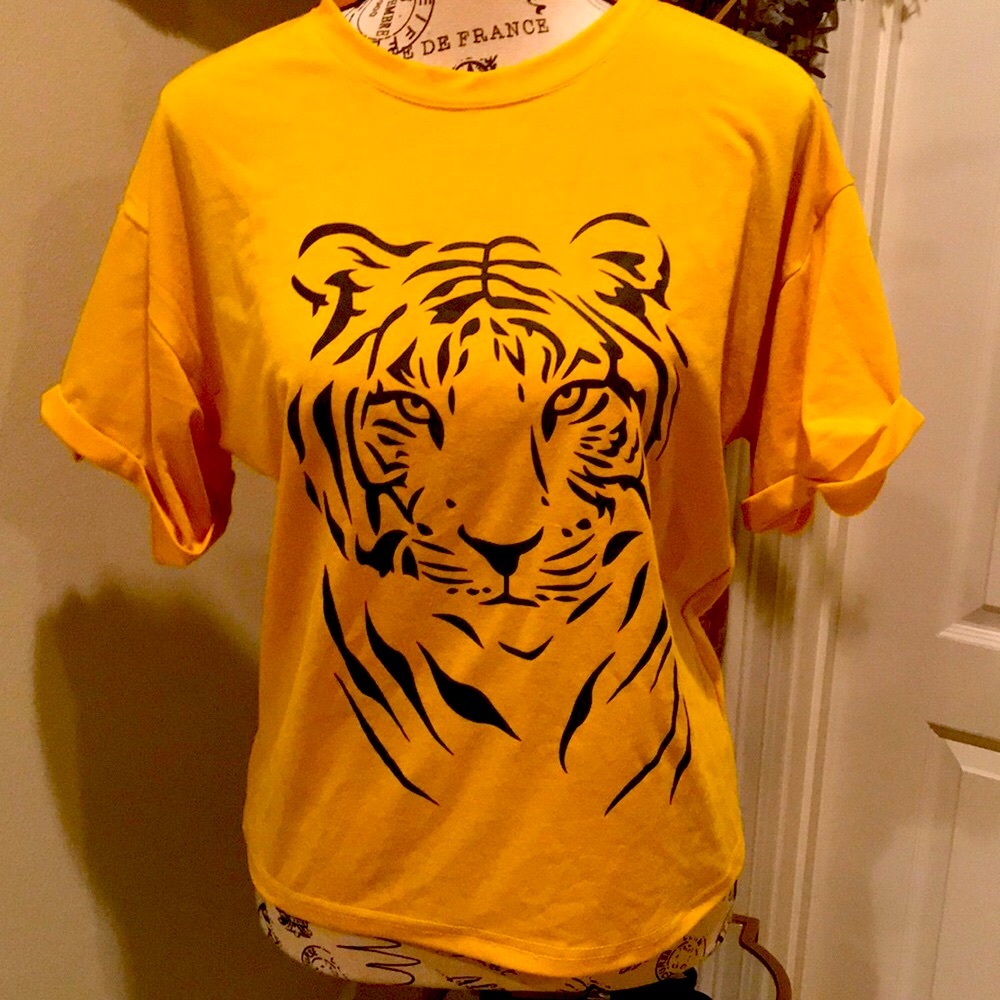 Tiger tee with cuff sleeves. Size M
